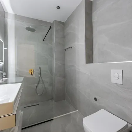 Kingdom Family Apartment's Center Dıraç